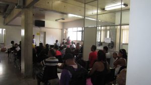 Famílias aguardam atendimento durante Mutirão. Foto: Rafaella Arruda.