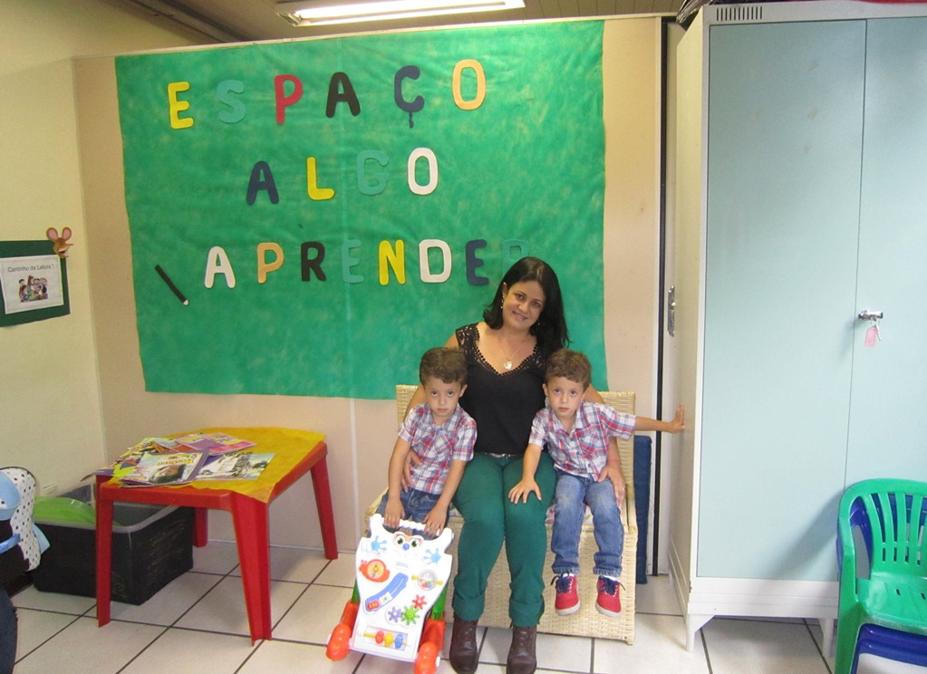 Samuel e Sávio com a mãe Francismara na brinquedoteca do Ceaps. Foto: Rafaella Arruda.