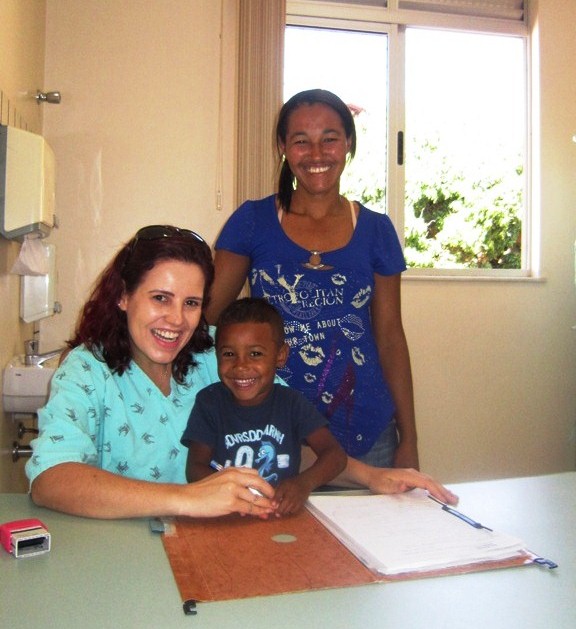 A nutricionista Michelle, Gabriel e a mãe Rosalina, durante consulta no HC. Foto: Rafaella Arruda.