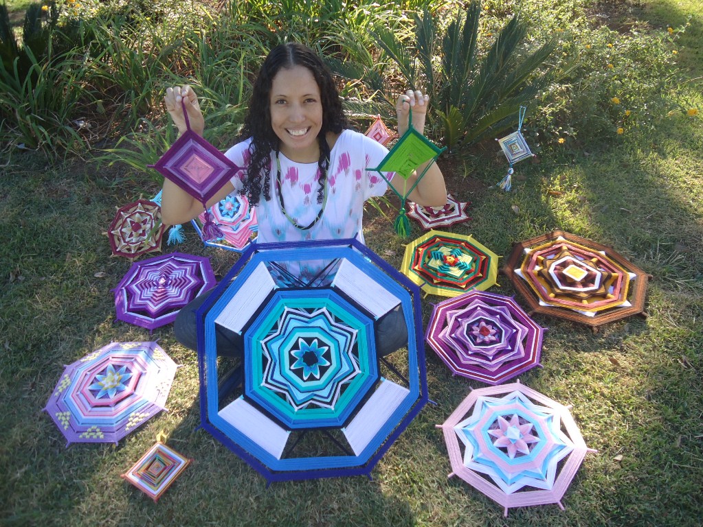 Alessandra Reis e as mandalas. Arquivo pessoal. 