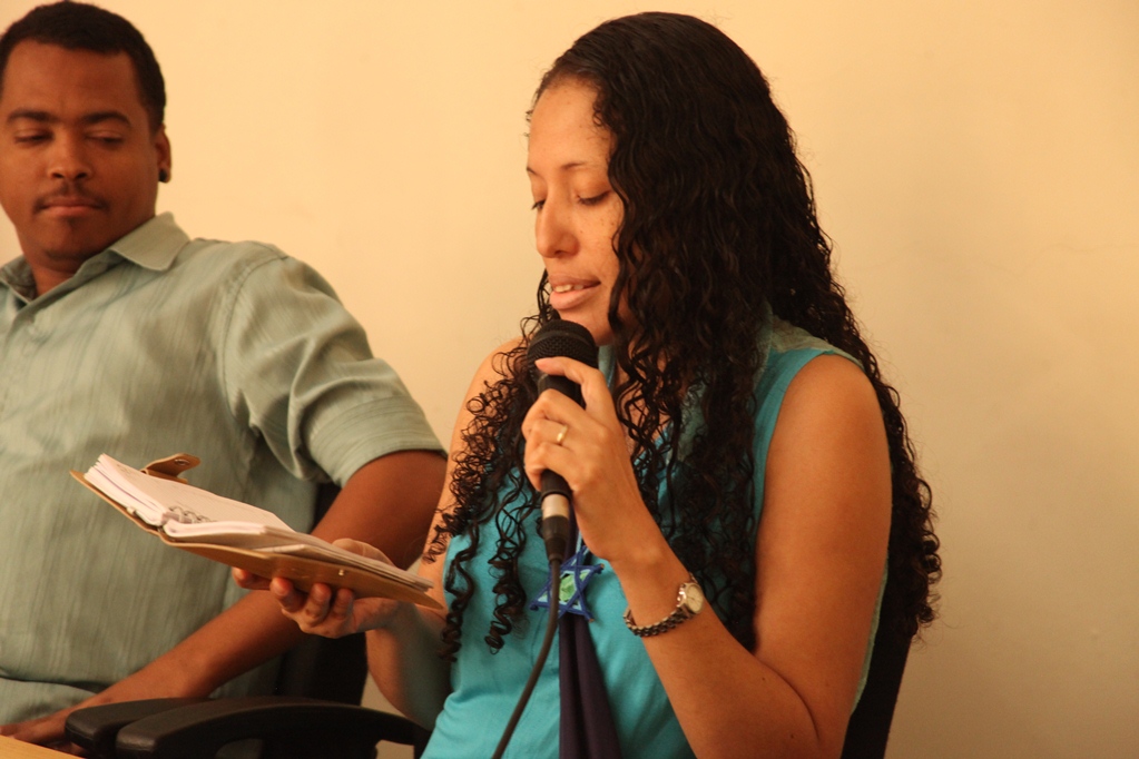 Alessandra lê poesia em Encontro Multiprofissional realizado pelo Cehmob em out/2015. Foto: Carol Morena. 