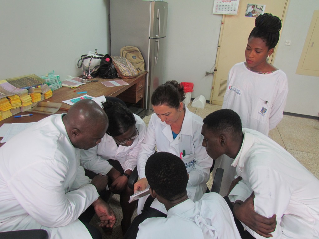 Patrícia e equipe durante leitura e interpretação de resultados. Acervo Nupad. 