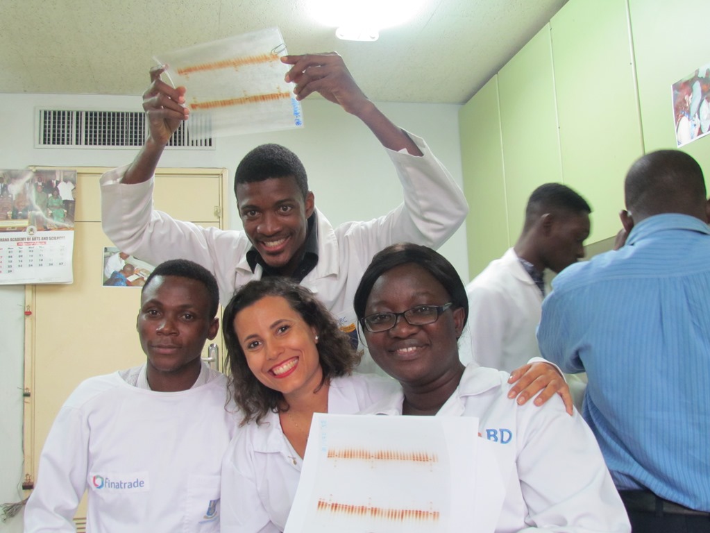 Técnicos exibem os géis realizados. Acervo Nupad. 