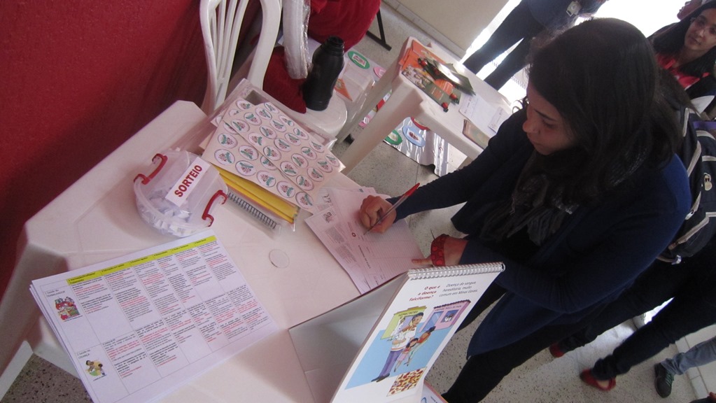 Estudante participa de sorteio de brindes. Foto: Rafaella Arruda. 