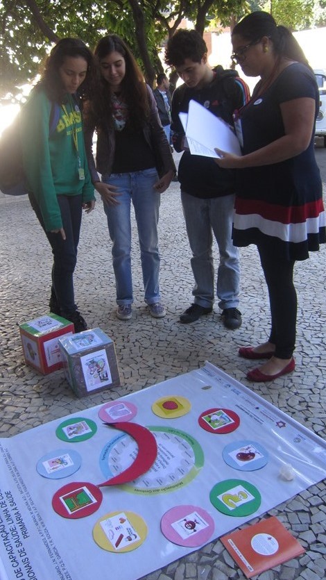 Estudantes participam de roleta de perguntas. Foto: Rafaella Arruda.