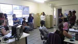 Thaís Lisboa, membro da CIPA, fala para equipe do Setor de Monitoramento do Cuidado (SMC). Foto: Rafaella Arruda.