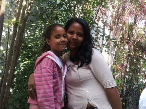 Tainara e a mãe, Santilha. Foto: Rafaella Arruda.