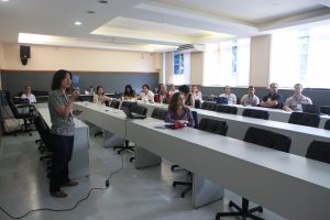 Mitiko Murao, da Fundação Hemominas, contextualiza o PAE para os participantes da oficina. (Foto: Bruna Carvalho)