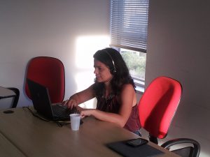 A neurologista Andrea Lara apresenta caso clínico. (Acervo Cehmob)