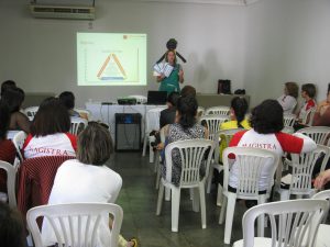 Cláudia do Couto durante minicurso em evento da Magistra.(Acervo Cehmob-MG)