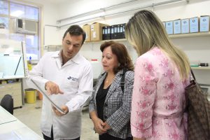 Maria Fátima Montoril (centro) no Laboratório de Triagem Neonatal do Nupad (Crédito: Bruna Carvalho)