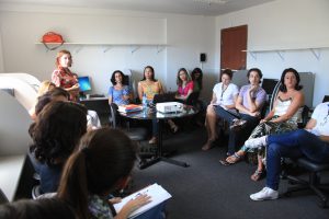 Grupo técnico e colaboradores do Saber para Cuidar assistem oficina.