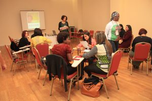 Divididos em subgrupos, participantes debatem sobre imagens. (Crédito: Bruna Carvalho)
