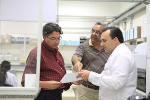 O secretário da Atenção à Saúde visita o Laboratório de Triagem Neonatal. (Crédito: Bruna Carvalho)