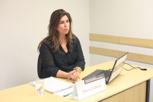Mônica Vallone em apresentação durante seminário. (Crédito: Bruna Carvalho)