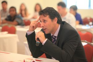 O pneumologista Roberto Machado durante discussão de casos clínicos. (Crédito: Bruna Carvalho)