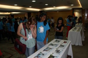 Participantes selecionam as melhores fotografias. Foto: Israel de Oliveira.