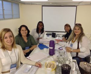 Com a enfermeira do Nupad, Narayana Nunes, profissionais do ES e RJ participam de capacitação sobre o monitoramento e acompanhamento em triagem neonatal. (Crédito: Rafaella Arruda)