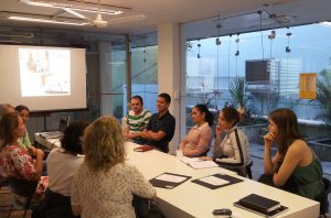 Reunião de preparação dos tradutores para workshop. (Crédito: Rafaella Arruda)