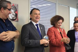 Guilherme Genovez e Joice Aragão são homenageados no Cehmob-MG. (Créditos: Bruna Carvalho)