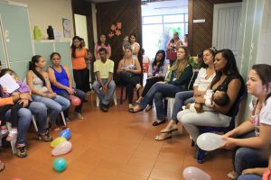 Pacientes e famílias da triagem neonatal em dinâmica no Ceaps. (Crédito: Bruna Carvalho)