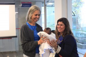 A representante da SES-MG conhece Samuel, nascido em abril deste ano após a mãe ser acompanhada pelo Projeto Aninha. (Créditos: Bruna Carvalho)