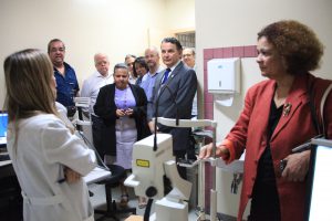 O coordenador da CGSH, Guilherme Genovez, e a coordenadora nacional para doença falciforme, Joice Aragão, conhecem o equipamento de oftalmologia Spectrallis, no Hospital São Geraldo. O aparelho é utilizado no Projeto Atenção Especializada – Junho/2013.