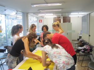Acadêmicos do PAE se preparam para dinâmica da apresentação aos demais funcionários do Cehmob-MG. (Crédito: Milza Januário)