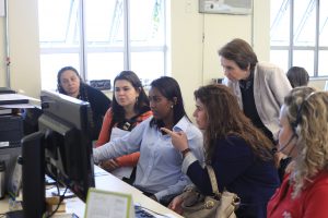 Mônica Vallone recebe informações sobre o sistema de gerenciamento do SCT. (Créditos: Bruna Carvalho)