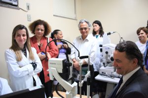 No Hospital São Geraldo, Joice Aragão e Guilherme Genovez recebem informações sobre o aparelho Spectralis. (Créditos: Bruna Carvalho)