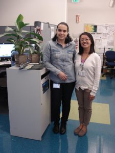 Nara Carvalho e a técnica laboratorial, Sivly Ray. Acervo Nupad.