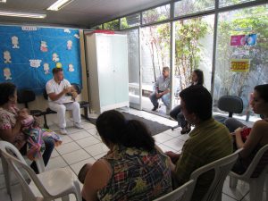 Homens e mulheres participam de conversa durante o Novembro Azul. Acervo Nupad.