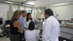 Técnica apresenta procedimento para análise de amostras. Foto: Rafaella Arruda.