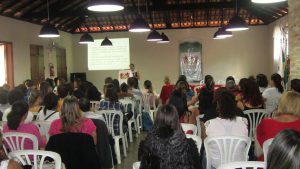 Márcia Paula apresenta números da doença falciforme em Nova Lima. Foto: Rafaella Arruda.