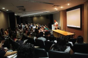 O enfermeiro Bernardo Romanelli apresenta o PTN-MG. Foto: Bruna Carvalho.