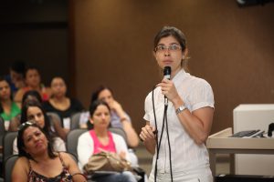 A médica Lívia Uliana fala sobre a deficiência de biotinidase. Foto: Bruna Carvalho.