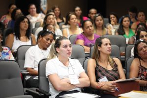 Profissionais de saúde assistem às apresentações. Foto: Bruna Carvalho.