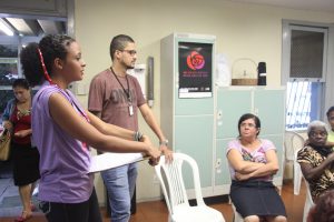 A estagiária de Serviço Social, Alice Ferreira, conduz a discussão sobre os direitos da mulher. Foto: Bruna Carvalho.