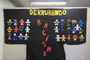 Painel sobre o racismo construído pelos jovens. Foto: Bruna Carvalho.