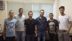 Equipe do Setor de Informação e Informática do Nupad usam o laço da Campanha. Foto: Jacqueline Alves.