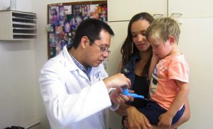 Reysla e o filho durante consulta no HIJPII, com pneumologista Alberto Vergara. Foto: Rafaella Arruda.