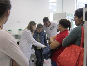 Visita ao Laboratório de Triagem Pré-Natal. Foto: Monique Bertoldo.