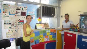 Raíssa e a estagiária de Pedagogia, Elisabelle Neves, mostram o que foi produzido em 2015. Foto: Rafaella Arruda.