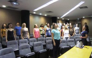 Participantes fazem ginástica laboral com professora Ester Barbosa. Foto: Rafaella Arruda.