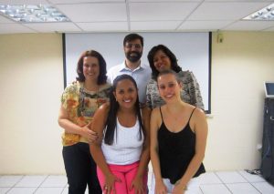 Josiane e Tamiris com os professores Ana Paula, André (banca) e Heloísa (orientadora). Arquivo pessoal.