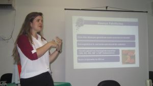 A médica Ana Paula, do Hemocentro de Governador Valadares, fala sobre a doença falciforme. Foto: Acervo Cehmob-MG.