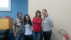 A enfermeira do Nupad, Monique Félix (segunda da esquerda para direita), com as coordenadoras da atenção primária de Divinópolis. (Crédito: Acervo Nupad)