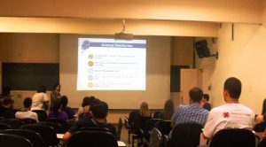 A hematologista Mitiko Murao durante palestra. (Crédito: Acervo Cehmob-MG)