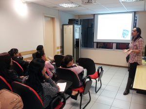 Técnicas de laboratório do Nupad recebem instruções sobre biossegurança. (Crédito: Rafaella Arruda)