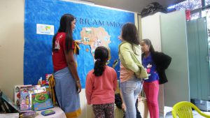 Na brinquedoteca, a estagiária de pedagogia do Ceaps, Elisabelle Neve, fala sobre o continente africano. Foto: Rafaella Arruda.